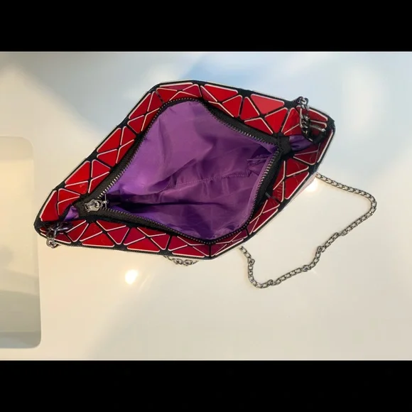 Unusual style shoulder bag in red. - Picture 6 of 6